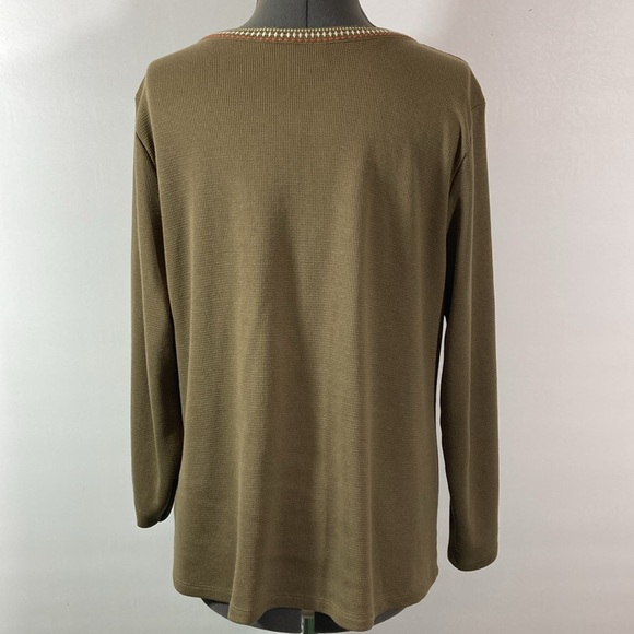 D&Co Top Women Size Large Green w Southwestern Print Neckline V Neck Long Sleeve - Picture 6 of 9
